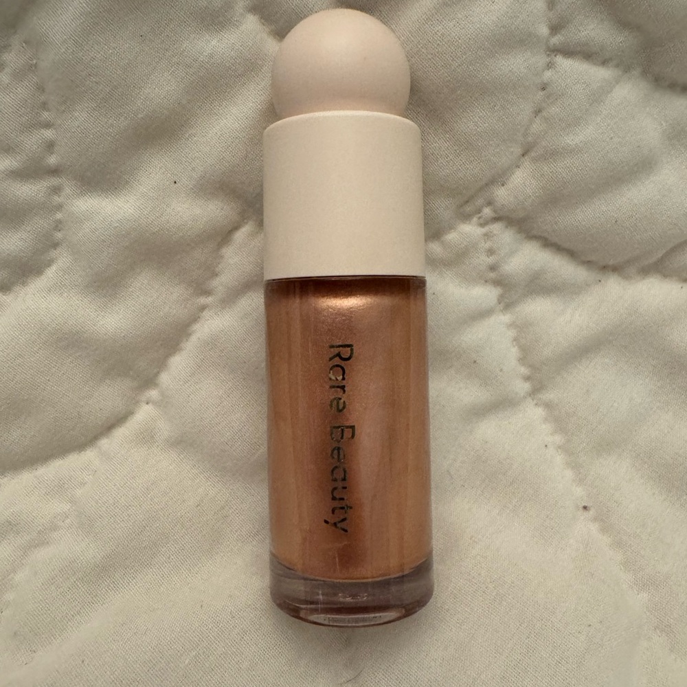 Rare Beauty Highlighter in Transcend